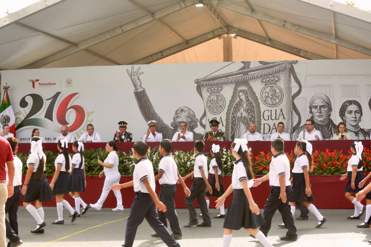 Estudiantes participan en el desfile por el 216 aniversario de la Independencia