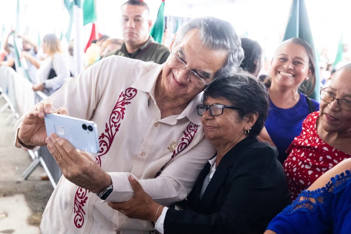 Américo Villarreal convive con una ciudadana durante una gira por Tamaulipas