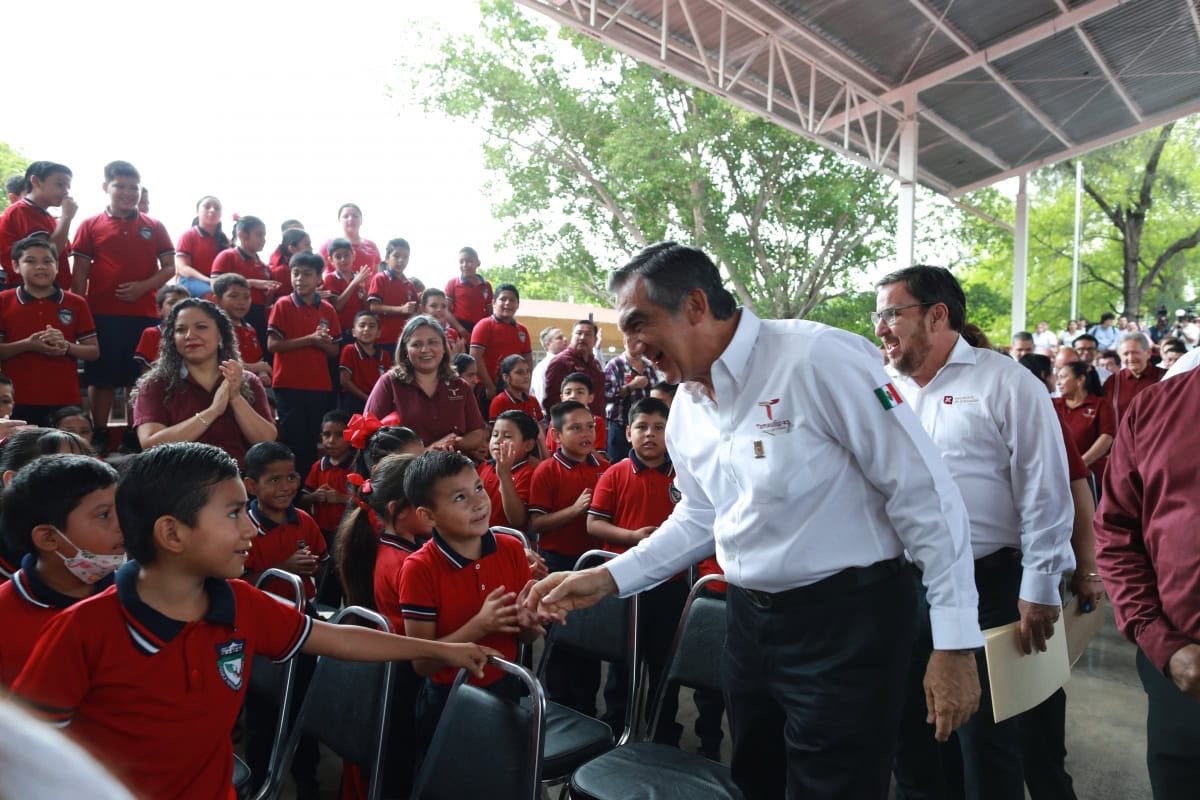 Américo Villarreal saluda a estudiantes de una escuela de Tamaulipas