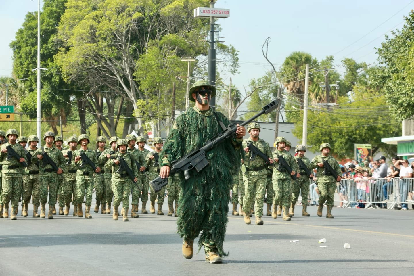 Soldados del Ejército Mexicano marchan durante el desfile en Ciudad Victoria