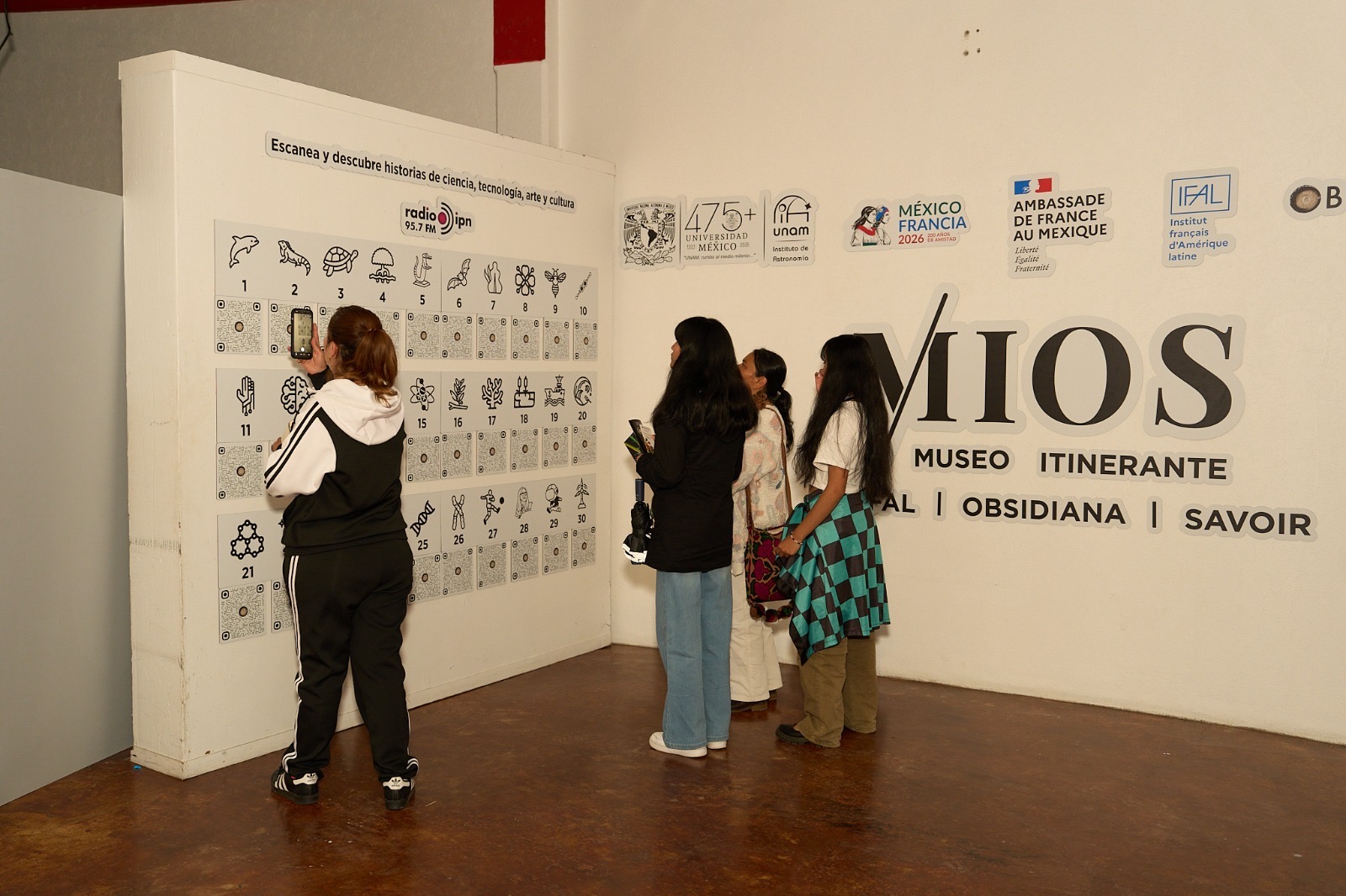 Jóvenes exploran contenidos interactivos del museo itinerante MIOS en Ocoyoacac
