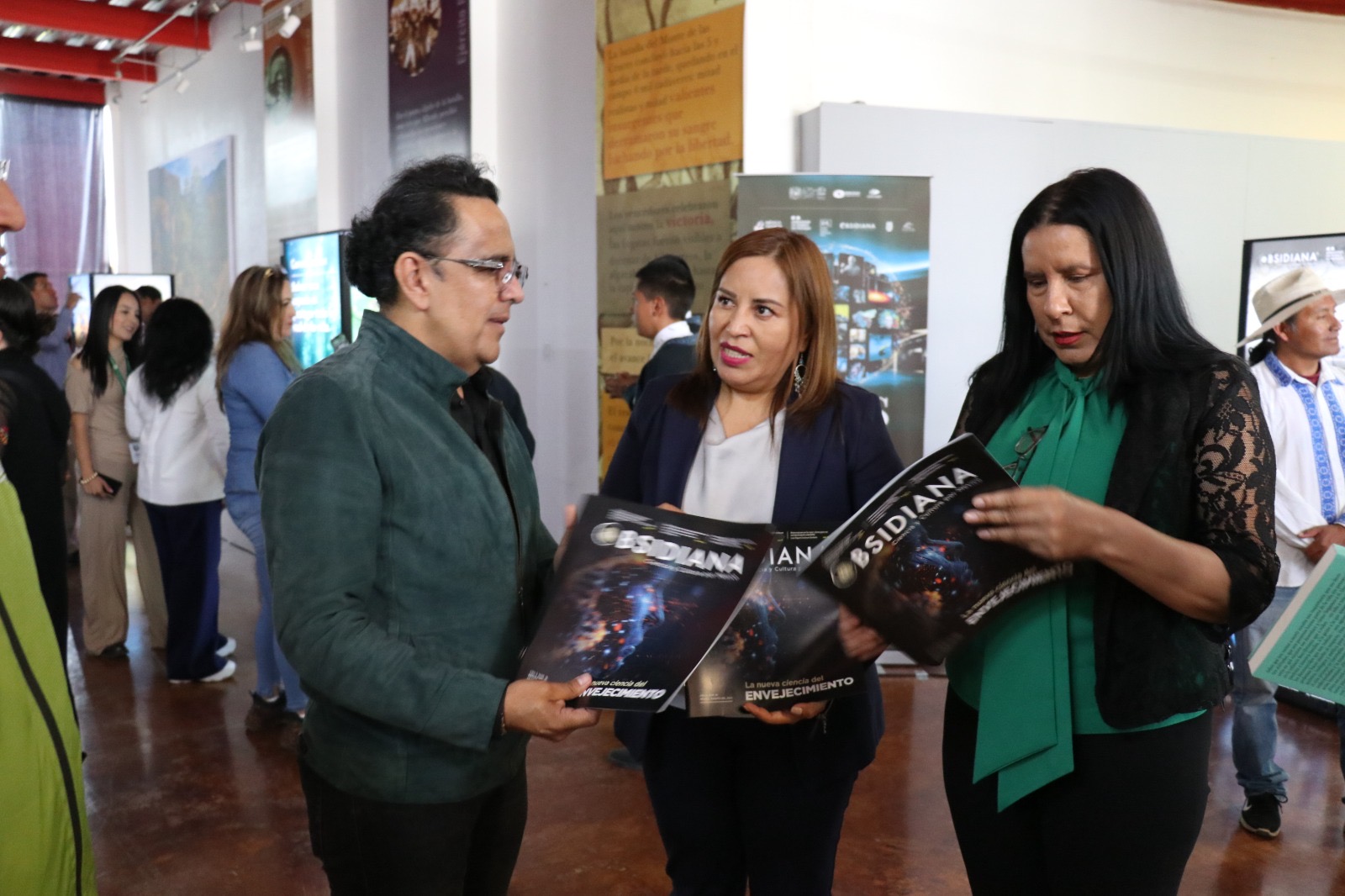 Representantes de Obsidiana y autoridades conocen los contenidos del museo itinerante MIOS