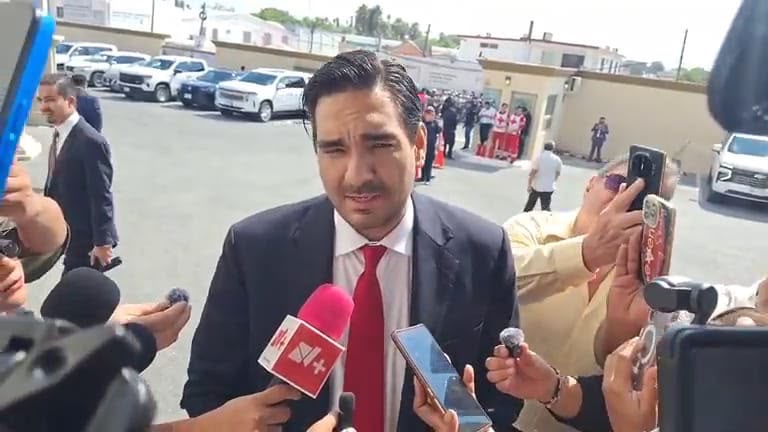 Carlos Peña Ortiz durante una entrevista con representantes de medios
