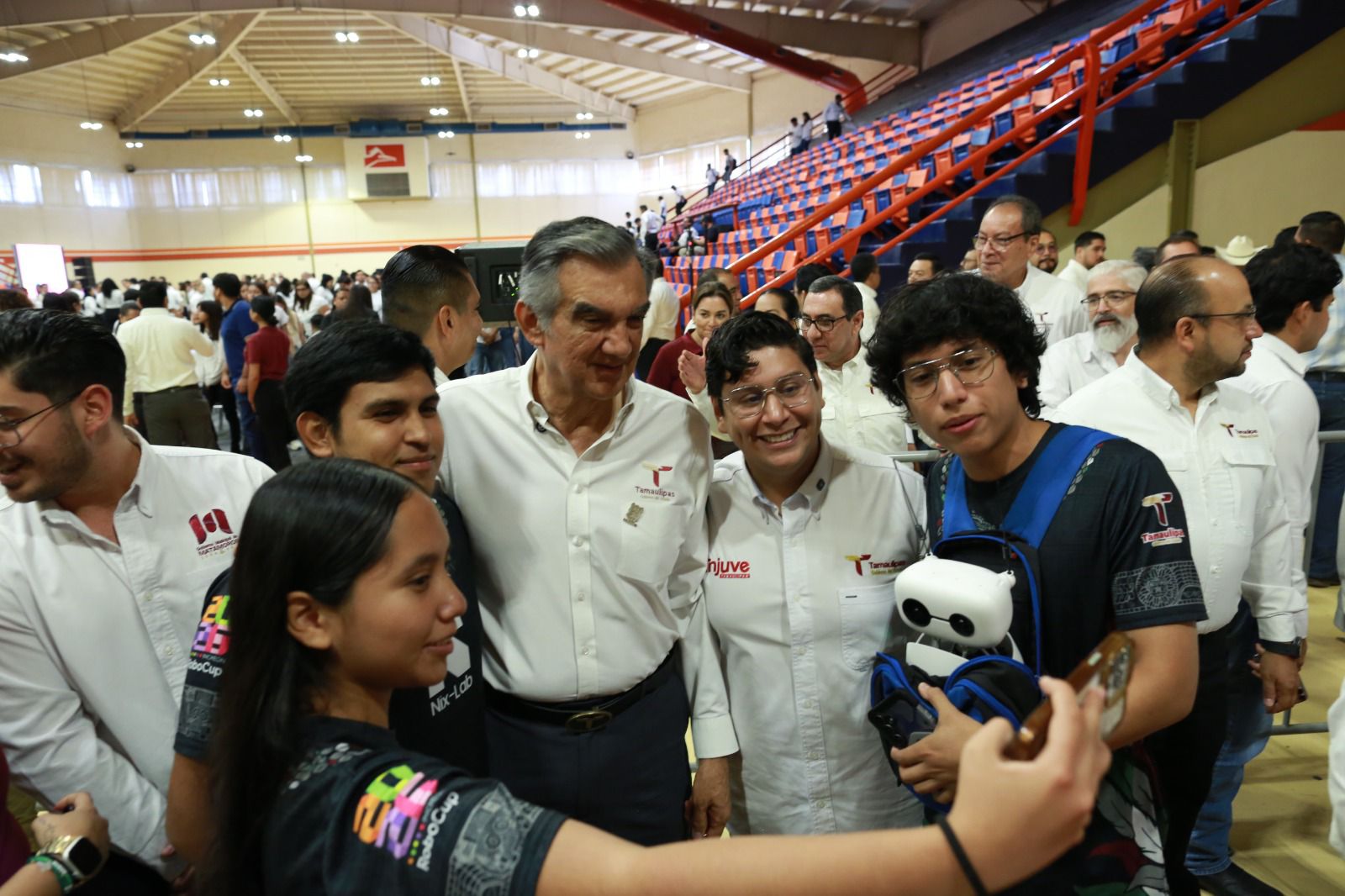Américo Villarreal convive con estudiantes tamaulipecos y observa un robot desarrollado por jóvenes