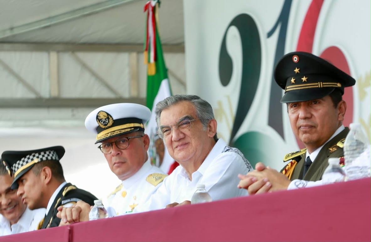 Américo Villarreal acompañado por mandos de la Armada y el Ejército durante el desfile