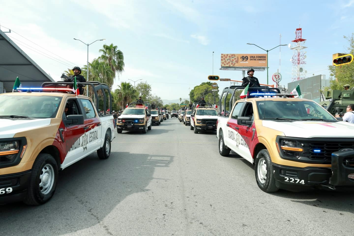 Vehículos de la Guardia Estatal participan en el desfile cívico-militar