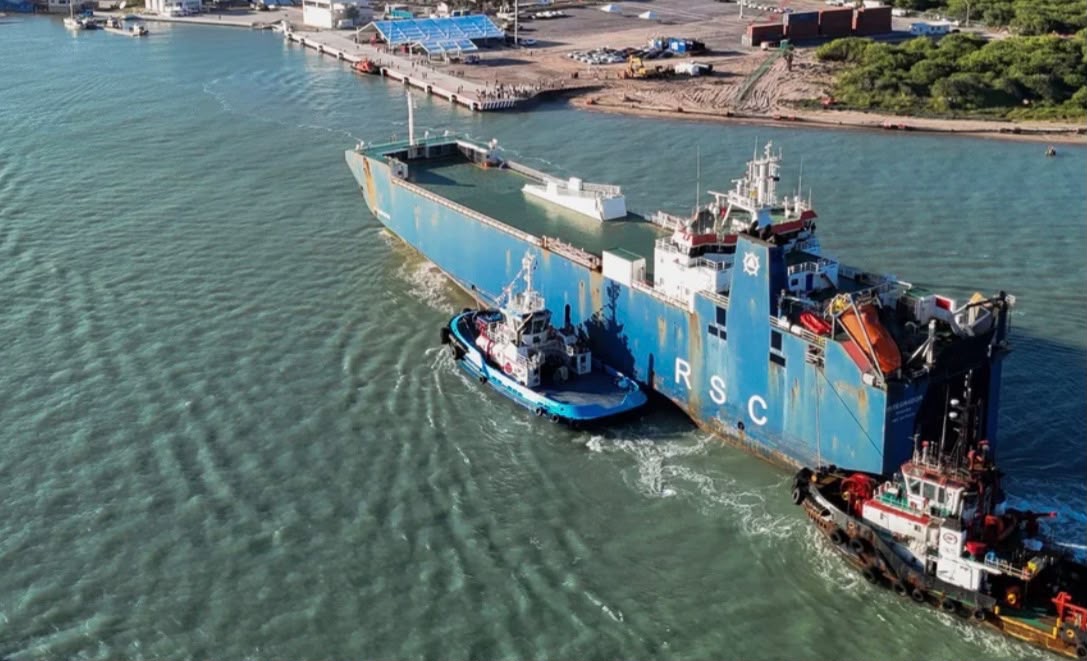 Embarcación asistida por remolcadores en el Puerto del Norte de Matamoros