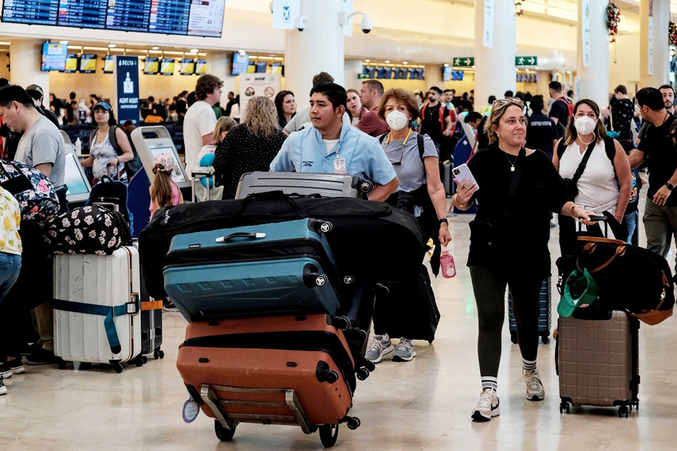 Viajeros con equipaje en el Aeropuerto Internacional de Cancún