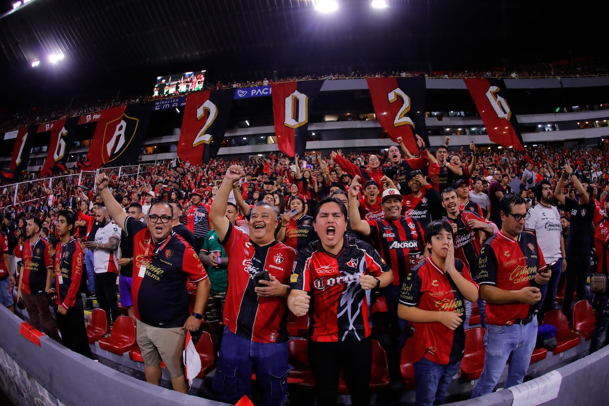 Aficionados de fútbol en un partido de Atlas en Guadalajara