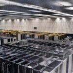 Centro de datos con filas de servidores informáticos
