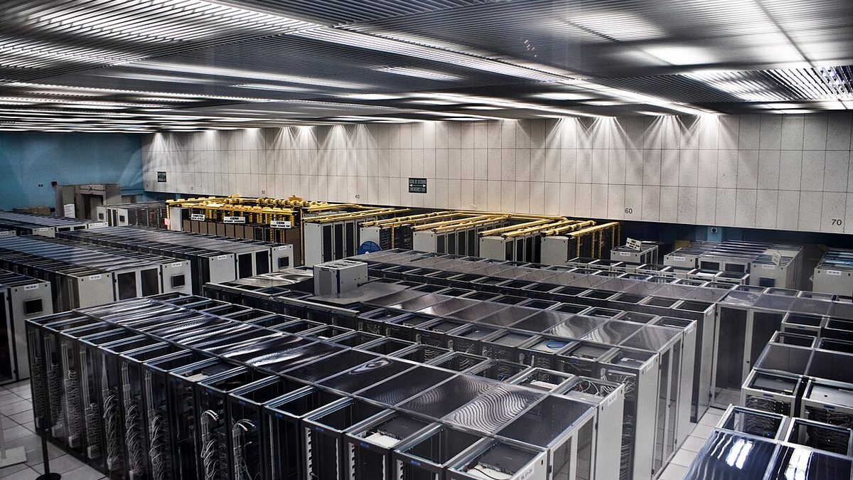 Centro de datos con filas de servidores informáticos
