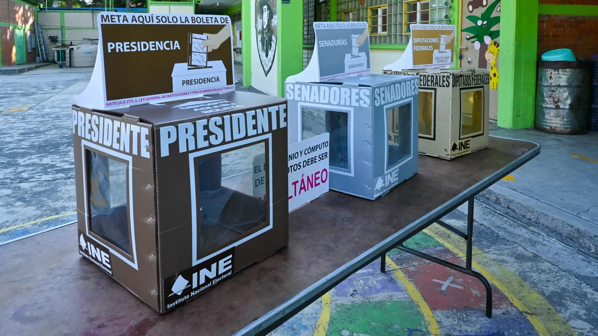 Urnas electorales en una casilla durante las elecciones federales de México