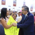 Américo Villarreal saluda a habitantes de Aldama durante el anuncio de 250 viviendas