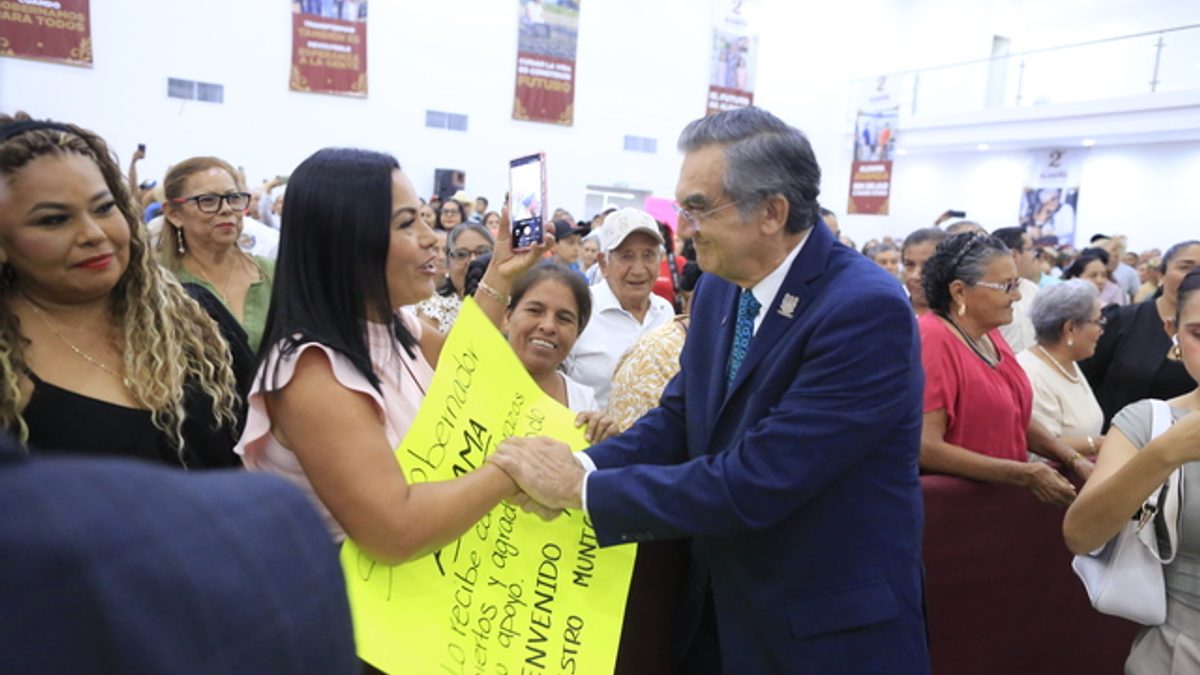 Américo Villarreal saluda a habitantes de Aldama durante el anuncio de 250 viviendas