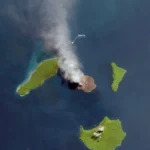 Vista satelital real del volcán Anak Krakatau durante una erupción en Indonesia