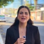 Andrea Chávez cuestiona costo de la Torre Centinela Andrea Chávez habla frente a la Torre Centinela en Ciudad Juárez