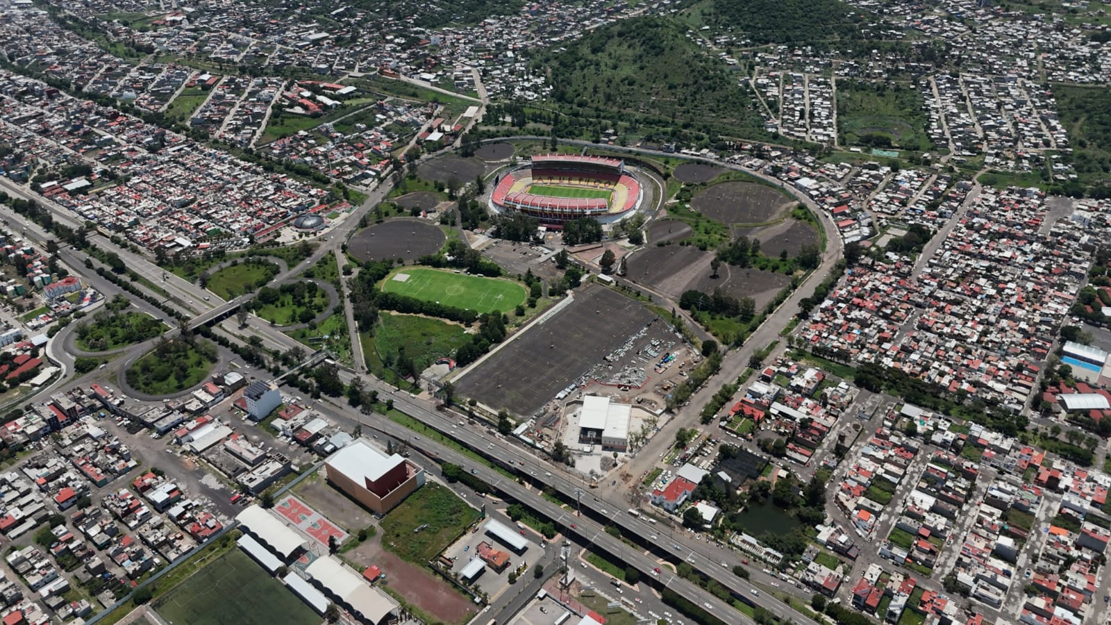 Vista aérea horizontal del Estadio Morelos en Morelia, sede de partidos de la Liga de Expansión MX