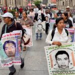 Ayotzinapa cumple 12 años con informe federal aplazado Familiares de los 43 normalistas de Ayotzinapa marchan con los retratos de sus hijos en Ciudad de México