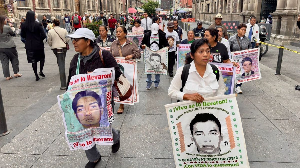 Familiares de los 43 normalistas de Ayotzinapa marchan con los retratos de sus hijos en Ciudad de México