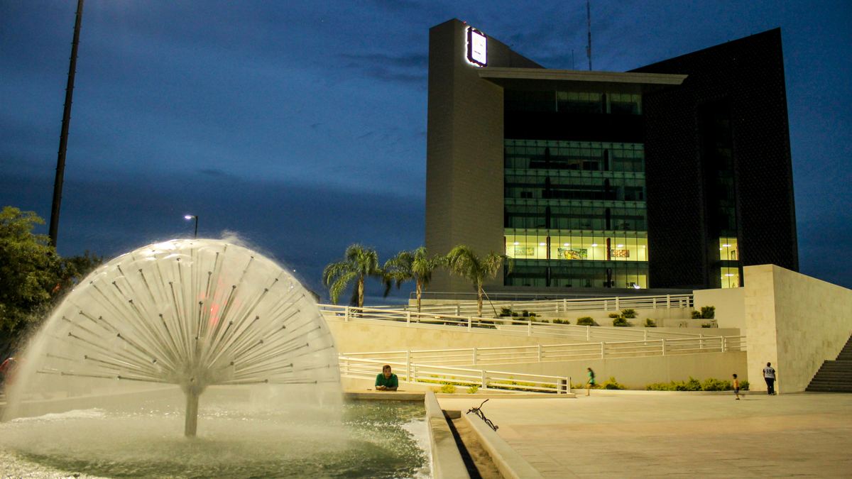 Edificio del Ayuntamiento de Torreón junto a la fuente de la Plaza Mayor