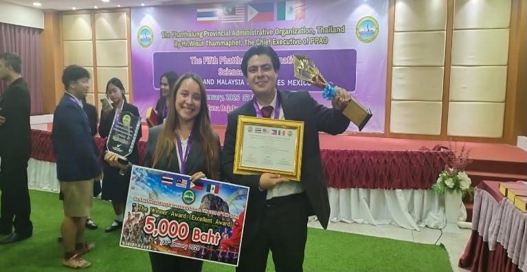 Jóvenes de la Universidad Tecnológica de Altamira reciben premio en una feria científica de Tailandia