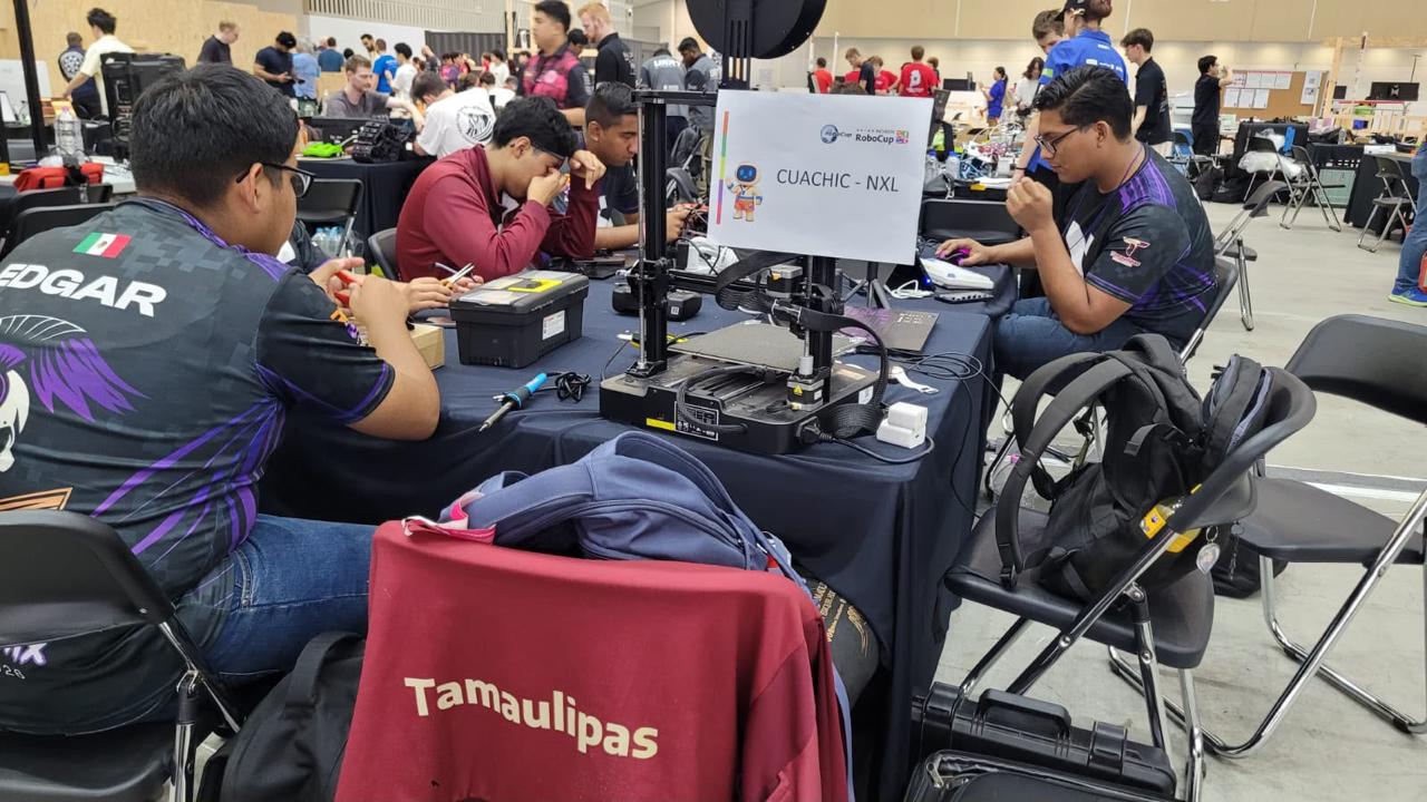 Equipo tamaulipeco prepara el robot Cuachic-NXL durante una competencia RoboCup