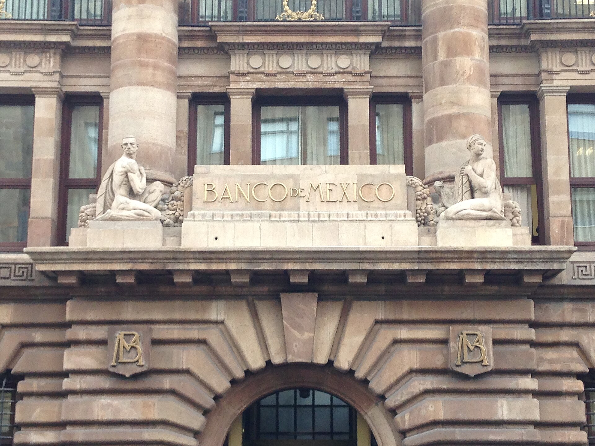 Fachada del Banco de México en el Centro Histórico de la Ciudad de México