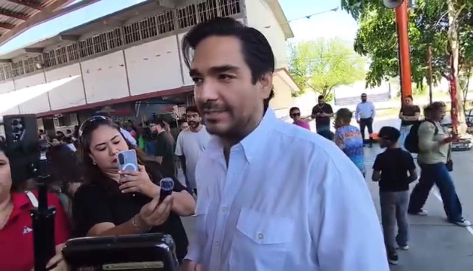 Carlos Peña Ortiz atiende preguntas de periodistas en Reynosa