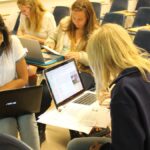 Estudiantes utilizan computadoras durante un taller académico