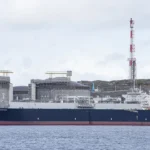 Buque metanero atracado en una terminal de gas natural licuado