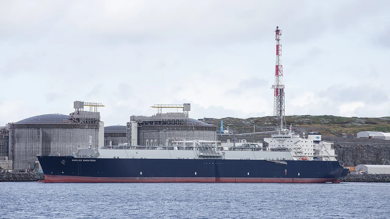 Buque metanero atracado en una terminal de gas natural licuado