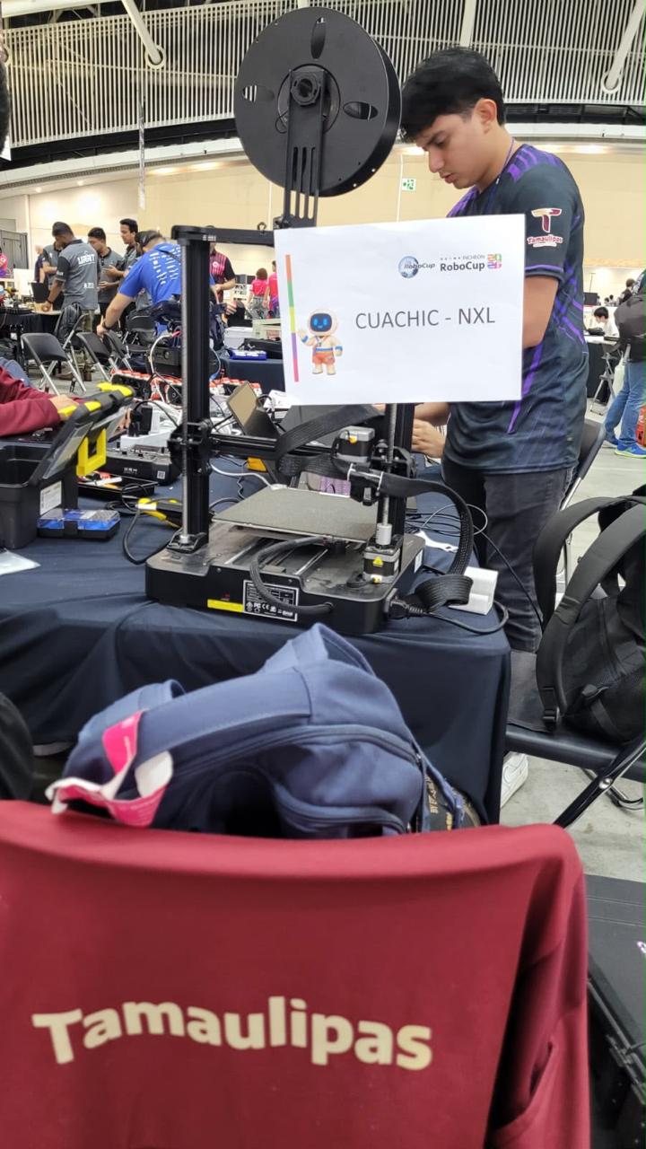 Integrante del equipo Cuachic-NXL prepara equipo de robótica con indumentaria de Tamaulipas
