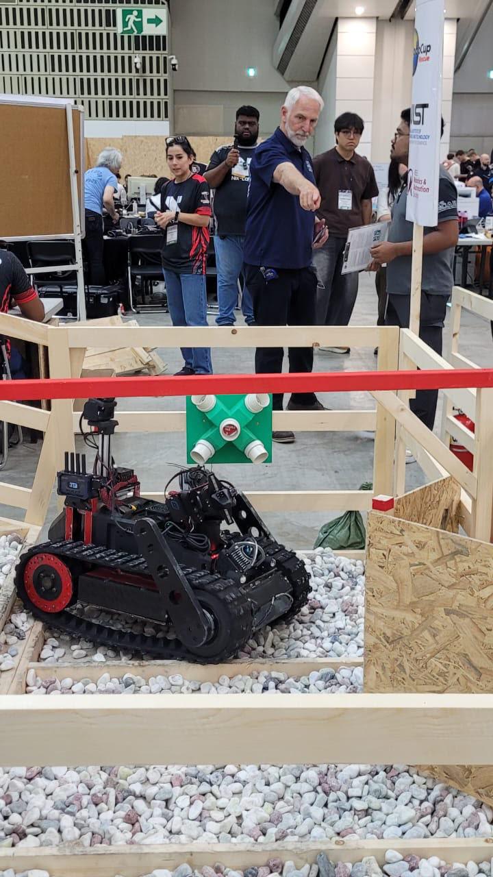 Robot de rescate desarrollado por estudiantes tamaulipecos participa en una prueba RoboCup
