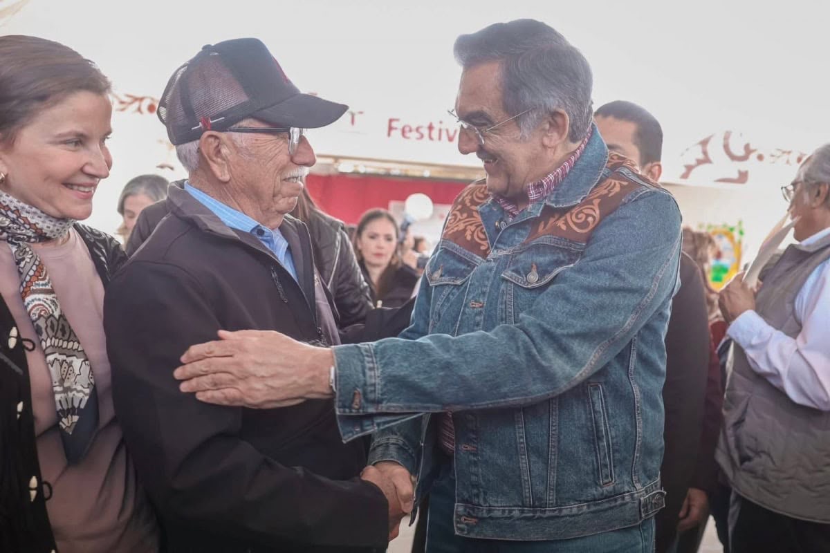 Américo Villarreal saluda a un ciudadano durante una gira por Tamaulipas