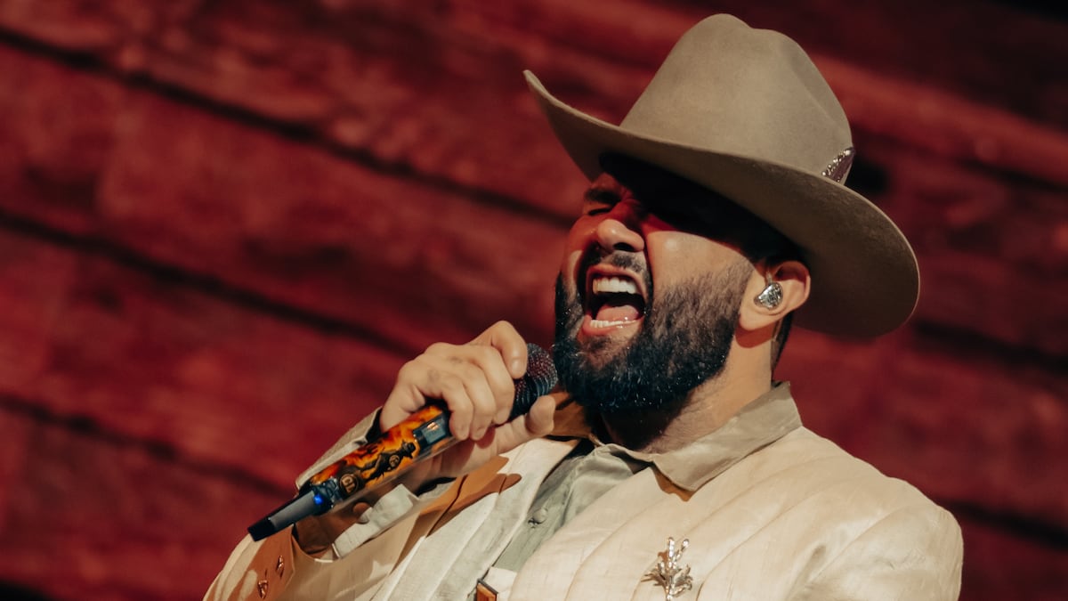 Carín León durante uno de sus conciertos en la Sphere de Las Vegas