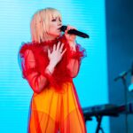 Carly Rae Jepsen estrena el doble álbum Day and Night Carly Rae Jepsen canta en un escenario con vestido rojo y fondo azul