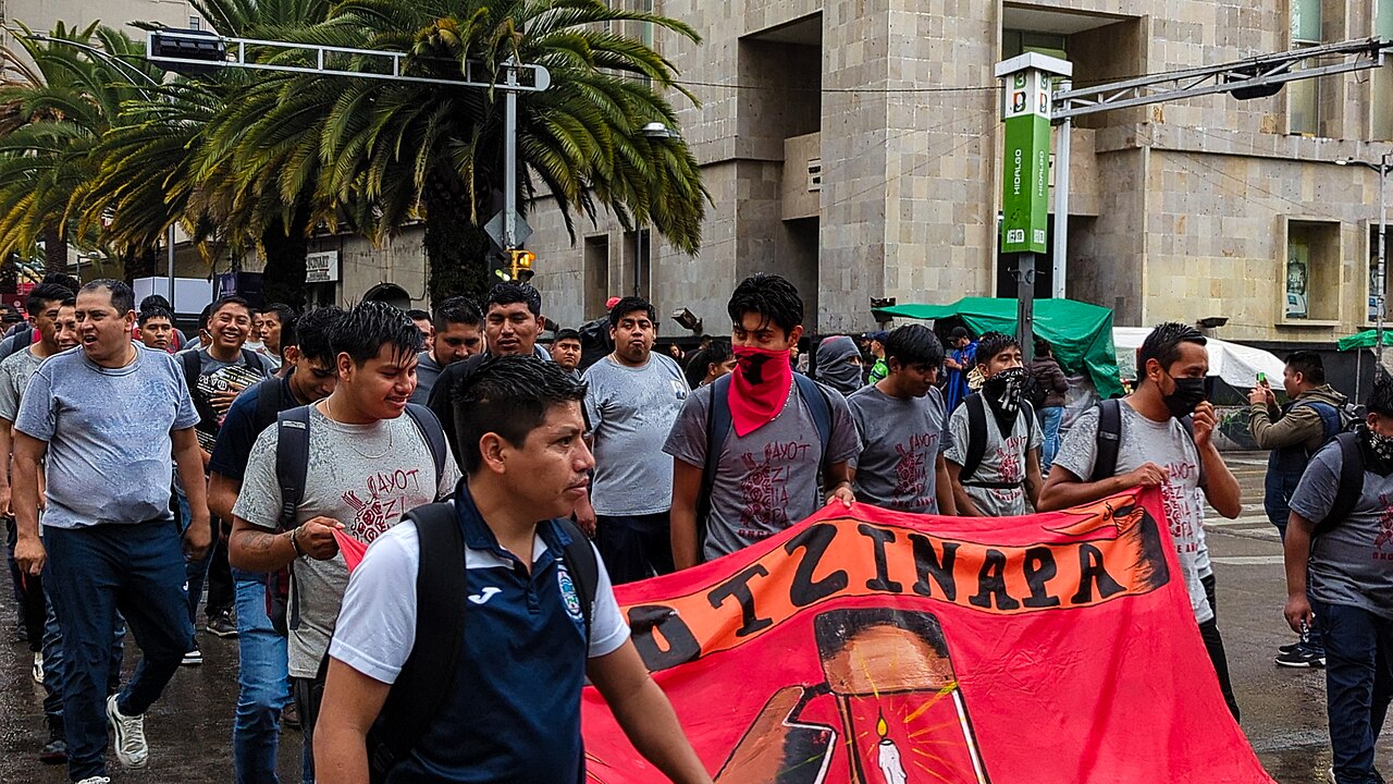 Normalistas marchan con una manta de Ayotzinapa en Ciudad de México