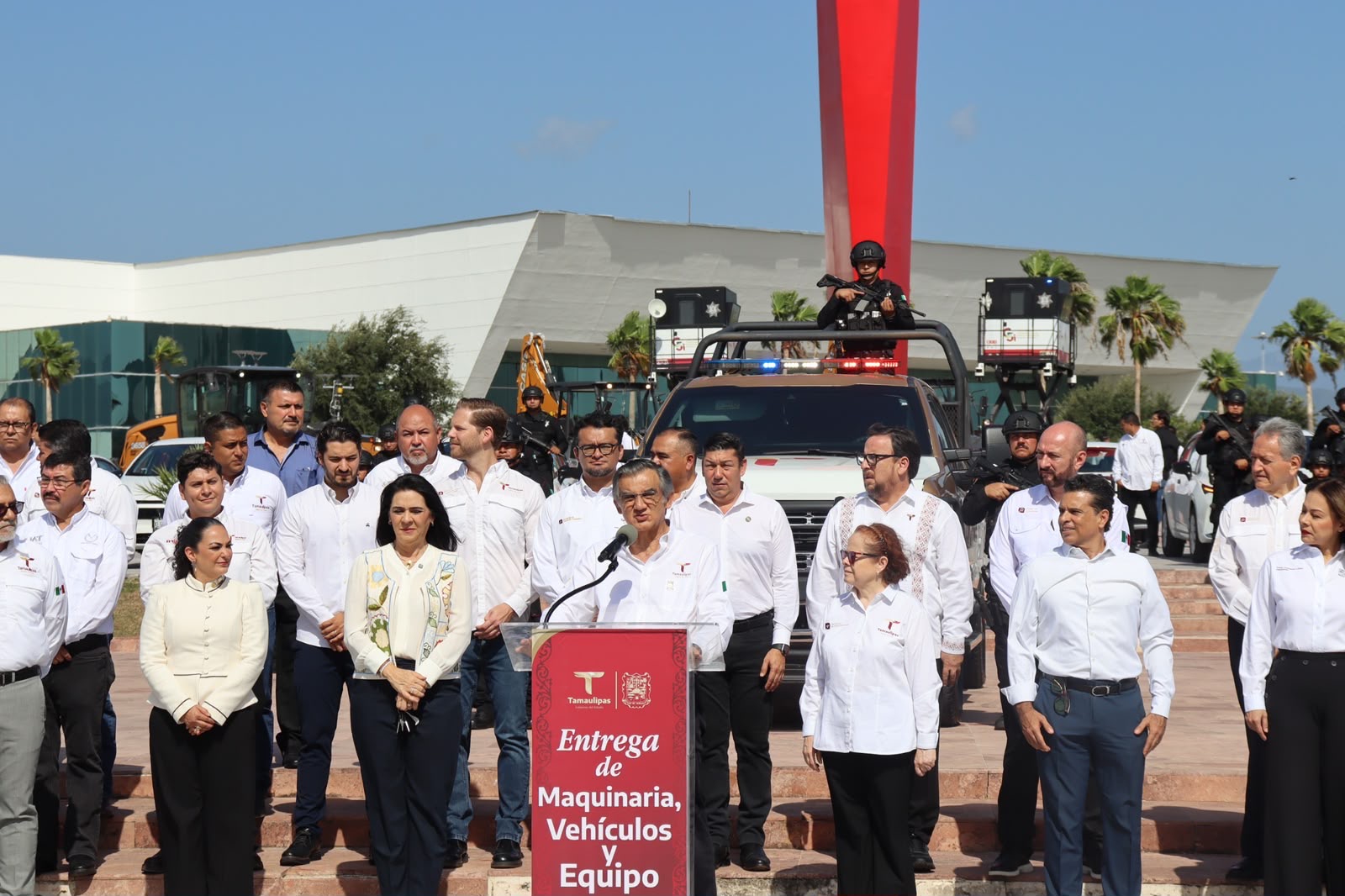 Américo Villarreal encabeza la entrega de maquinaria, vehículos y equipo