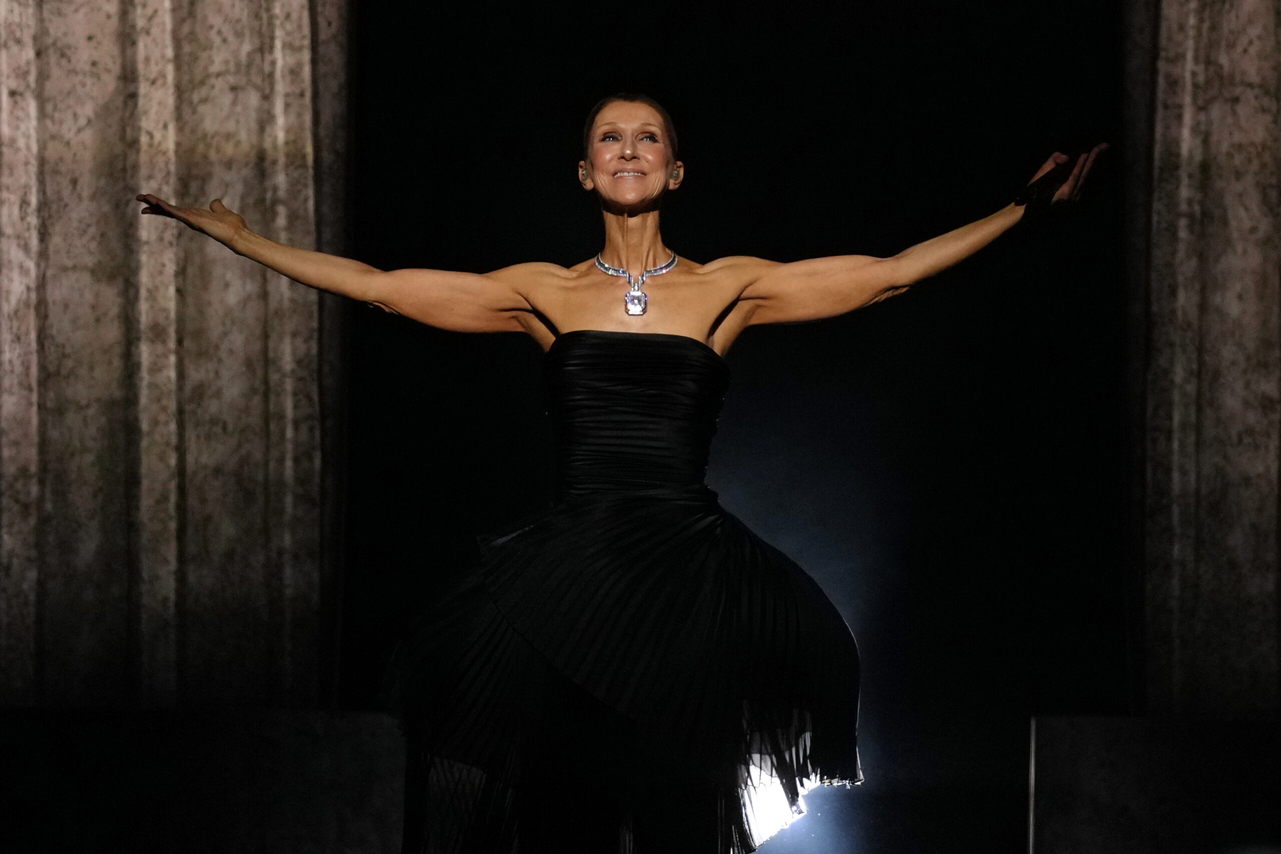 Céline Dion durante una presentación, protagonista de su regreso a los conciertos en París