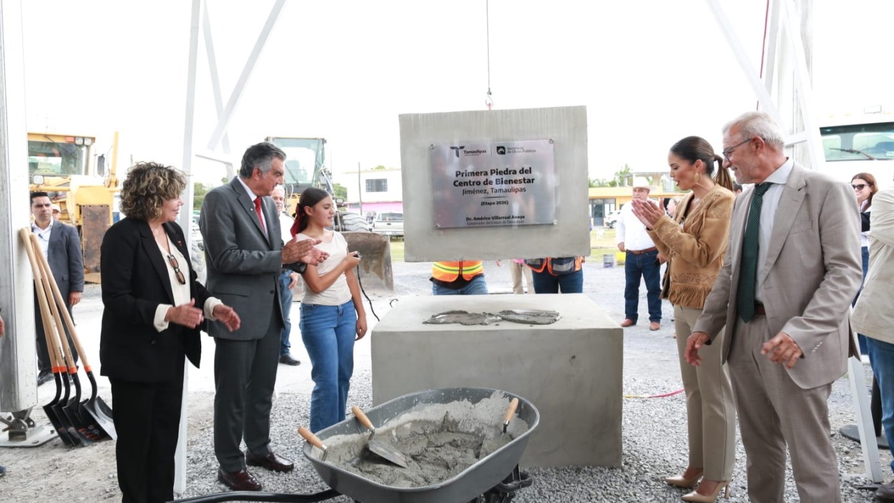 Américo Villarreal y autoridades durante la colocación de la primera piedra del Centro de Bienestar de Jiménez