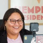 Citlalli Hernández durante una entrevista, ante una computadora portátil
