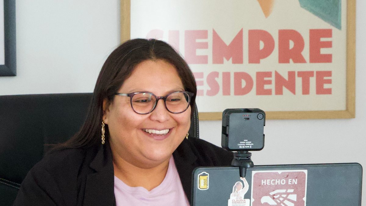 Citlalli Hernández durante una entrevista, ante una computadora portátil