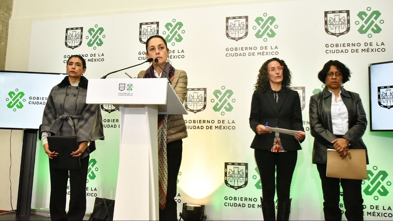 Claudia Sheinbaum habla desde un podio durante una conferencia de prensa