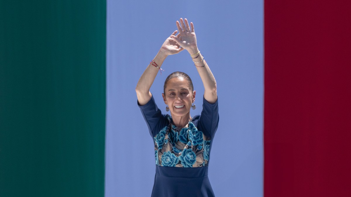 Claudia Sheinbaum habla ante simpatizantes durante una asamblea en el Zócalo de Ciudad de México