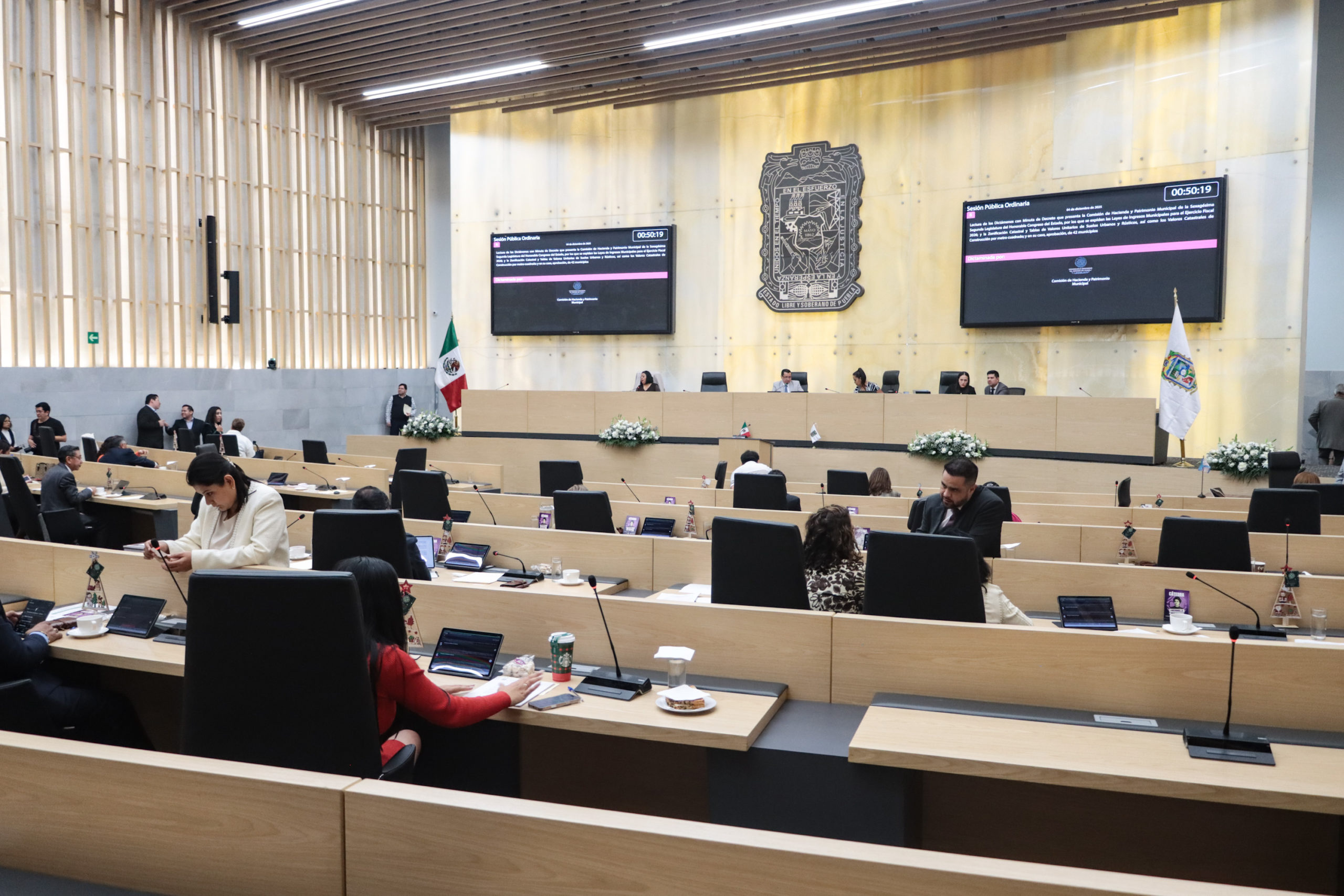 Diputadas y diputados reunidos en el pleno del Congreso del Estado de Puebla