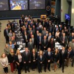 Equipos de NASA y SpaceX durante la revisión final de la misión Crew-13