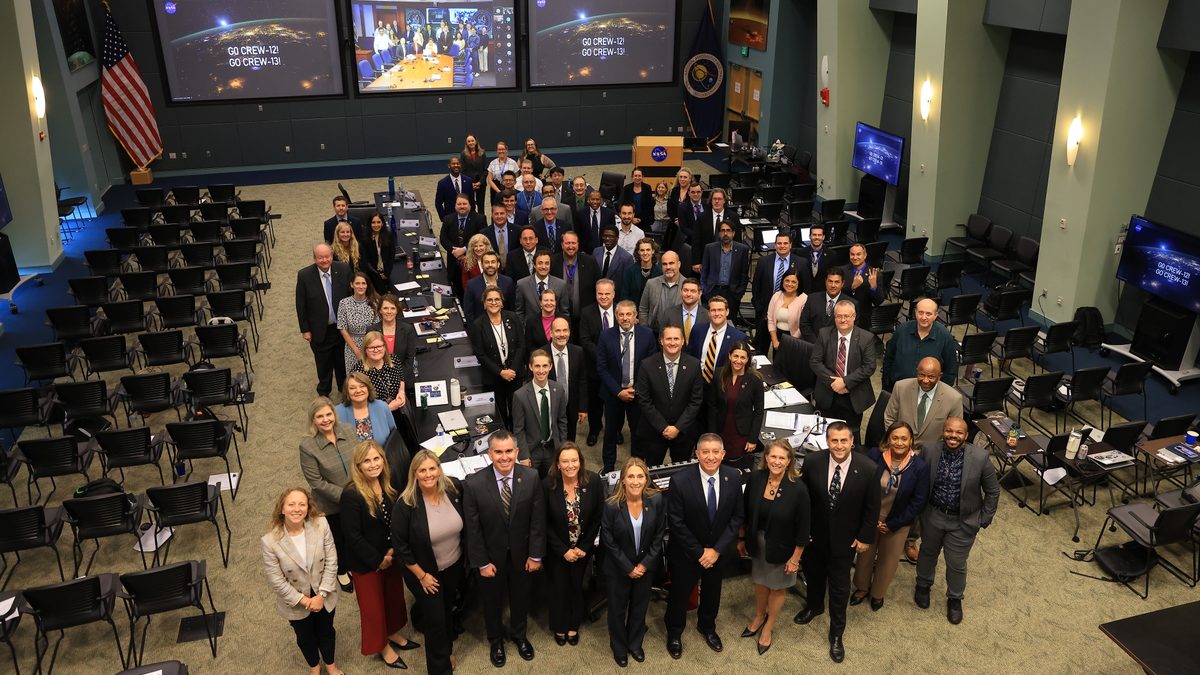 Equipos de NASA y SpaceX durante la revisión final de la misión Crew-13