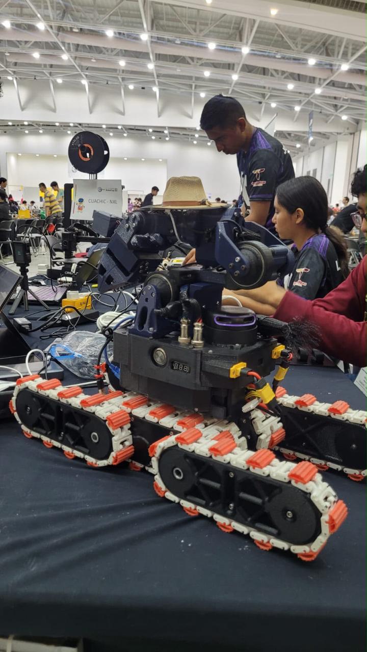 Estudiantes de Tamaulipas trabajan con un robot de exploración y rescate en RoboCup