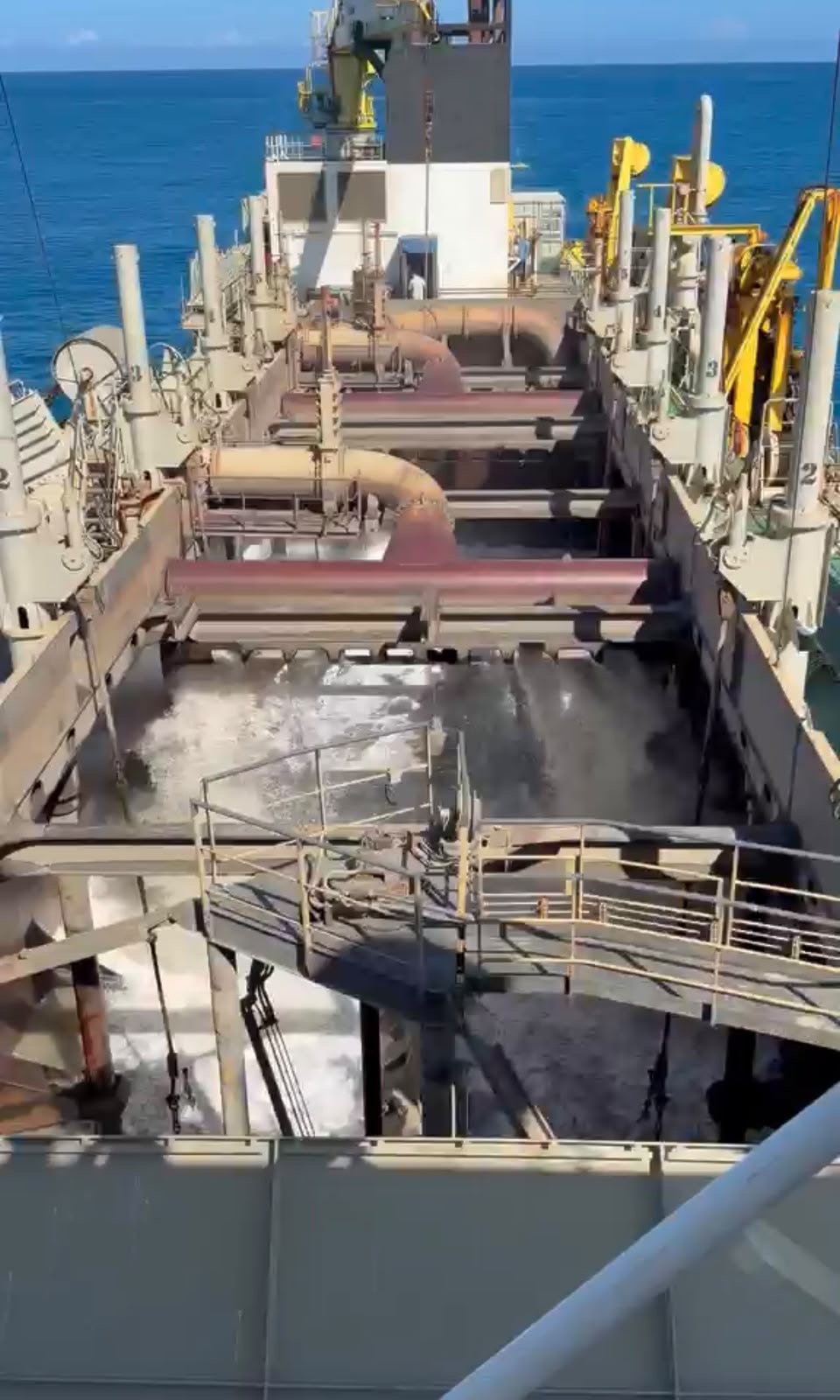 Equipo especializado realiza trabajos de dragado en el canal de navegación