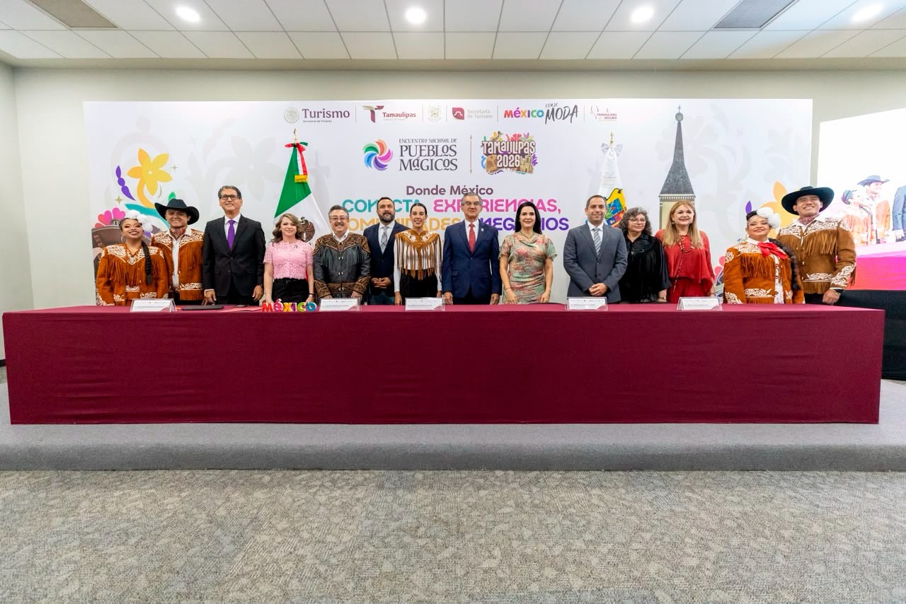 Autoridades federales, estatales y representantes turísticos durante la presentación del Encuentro Nacional de Pueblos Mágicos en Tampico